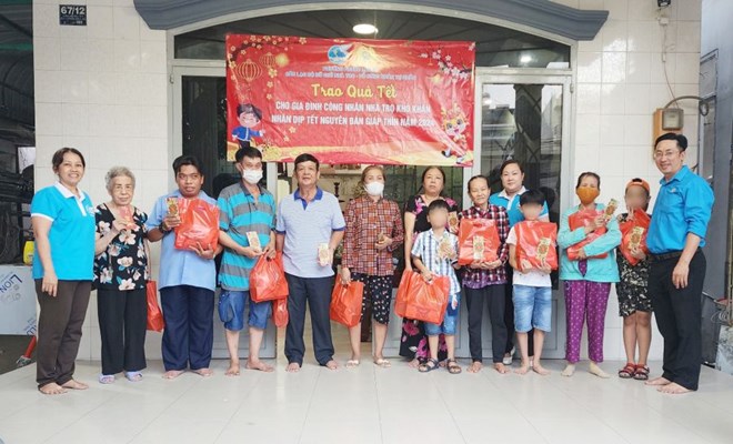 Landlords organize year-end parties and present Tet gifts to workers