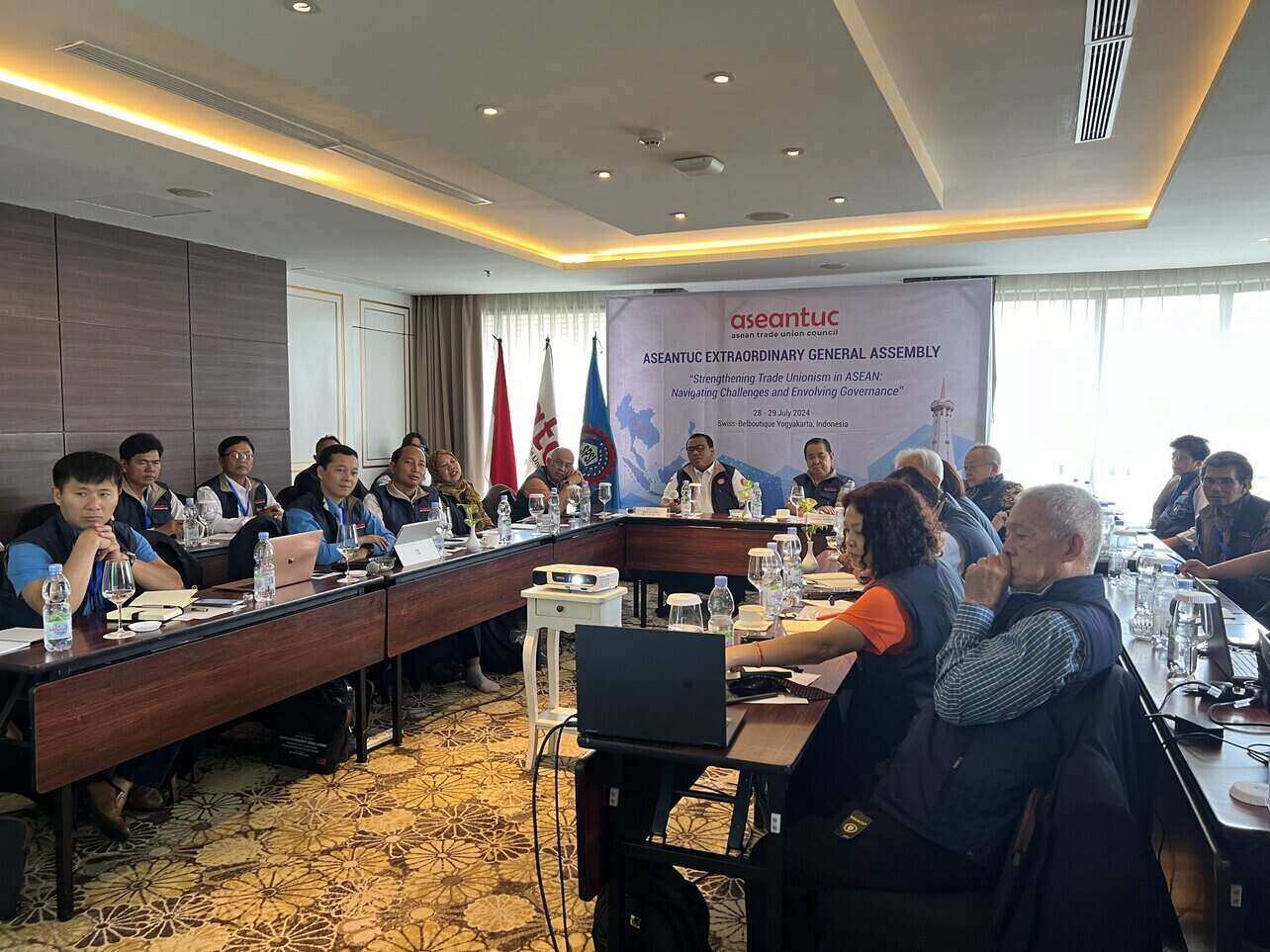 VGCL attends Executive Committee Meeting of ASEAN Trade Union Council