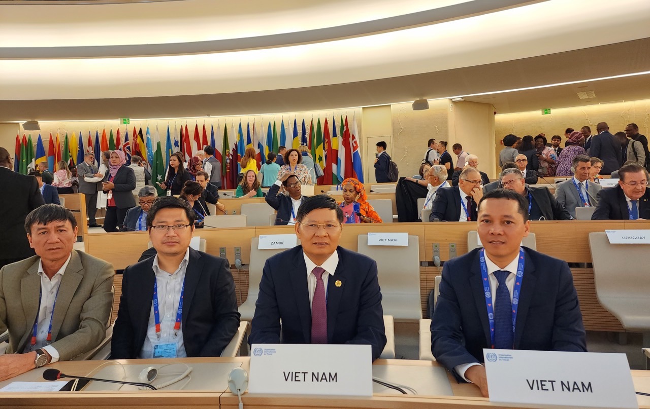 The Vietnam Trade Union delegation led by Vice President of the Vietnam General Confederation of Labor Phan Van Anh (second from right) at the Conference.