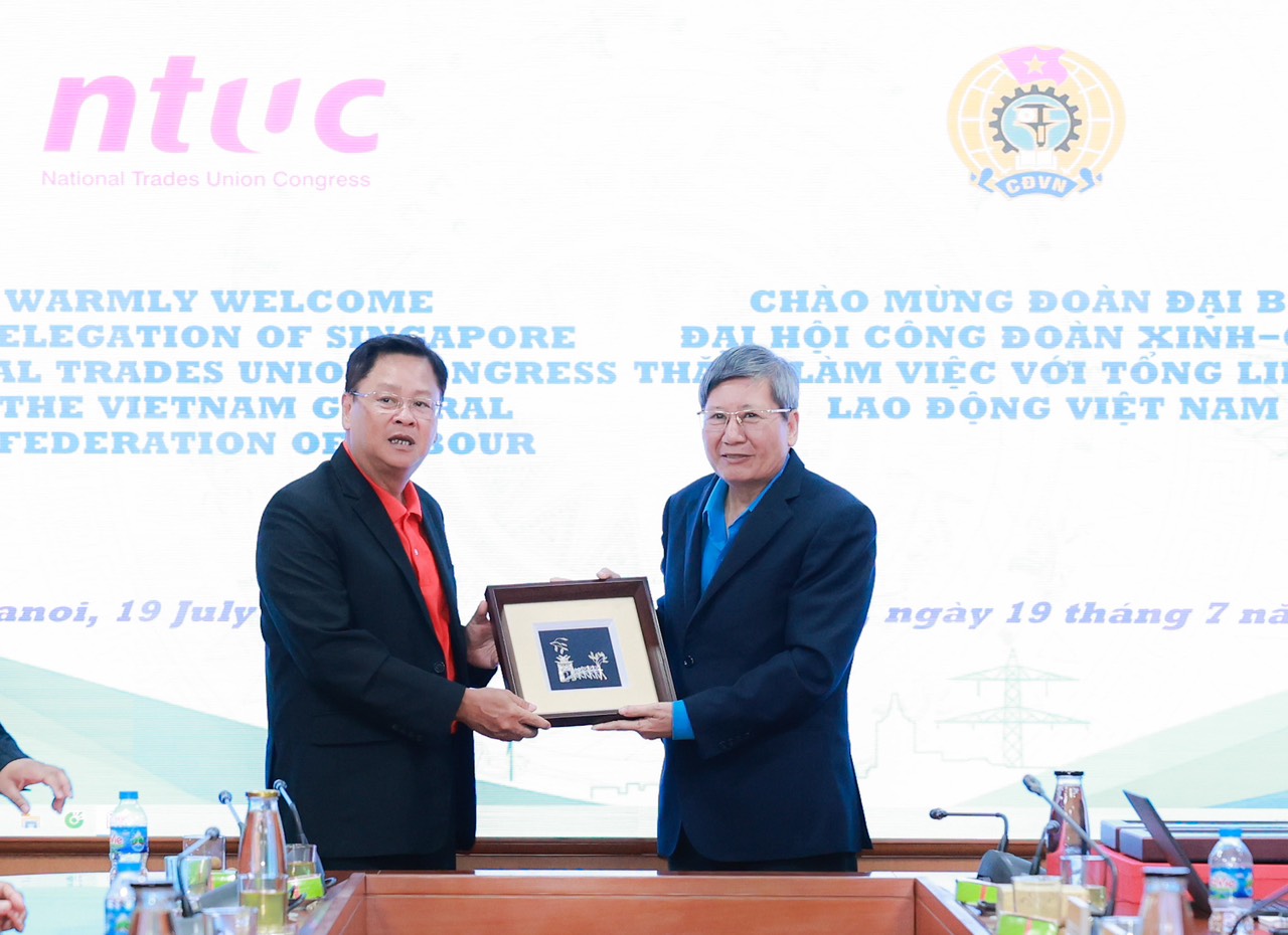 Senior Vice President Tran Thanh Hai (right) and Mr.Richard Tan
