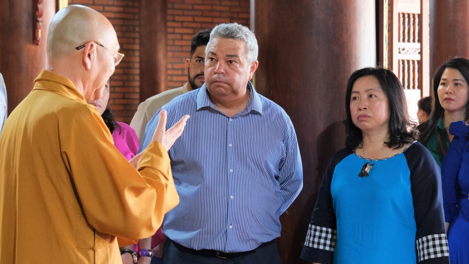 Comrade Thai Thu Xuong and Mr. Ulises Guilarte de Nacimiento and members of the delegation listened to introductions and learned about the unique architectural work of the Zen Monastery as well as the Truc Lam Yen Tu Zen Monastery founded by Buddha Emperor Tran Nhan Tong.