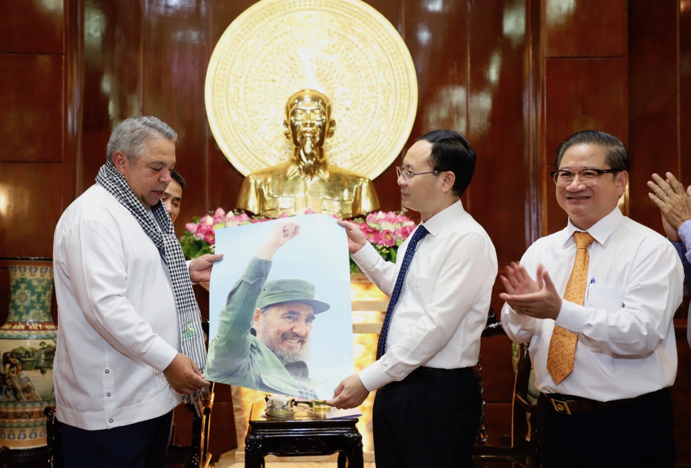Comrade Ulises Guilarte de Nacimiento (left) presented Can Tho City leaders with a painting of Leader Fidel Castro